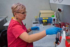 Pracownik Laboratorium Mikrobiologicznego